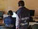 militari della Guardia di Finanza all'opera davanti a un pc