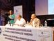 tavolo congresso con relatori