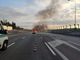 Auto in fiamme sulla tangenziale: illeso il conducente
