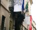 Fear eats the soul, La paura mangia l'anima: davanti al Mao sventola la bandiera dell'artista Rirkrit Tiravanija