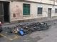 Porta Palazzo, ancora fuoco in strada in via La Salle: coinvolti bidoni dei rifiuti, auto e palazzi