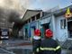 Incendio in un'azienda di Rivoli: fumo nero si alza da un capannone