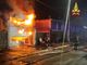 Incendio con vigili del fuoco in azione