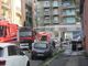 incendio di un magazzino con pompieri e polizia