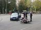 Scontro tra un'auto e una moto davanti al tribunale: tutti illesi
