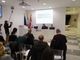tavolata sala trasparenza con relatori