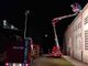 Vigili del fuoco in azione con una piattaforma