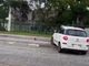 Auto che fa inversione a U sulla banchina