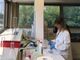 scienziata impegnata in un laboratorio