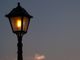 Lampione acceso, con luce fioca