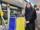 Donna a bordo di un bus