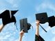 laureati che lanciano il cappello in aria