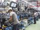 operai in linea di assemblaggio