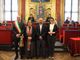 quattro persone insieme in piedi