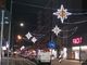 Le luci di Natale illuminano via Nizza