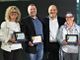 persone premiate sul palco