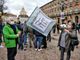 Protesta degli ambulanti sotto la prefettura: &quot;Senza lavoro moriamo lo stesso&quot; (VIDEO)
