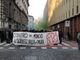 Corteo anarchico verso Porta Palazzo: &quot;Governo giallo-verde assassino&quot;. Imbrattati alcuni muri e una filiale di Intesa Sanpaolo (FOTO e VIDEO)