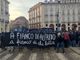 Il corteo per l'anarchico Cospito con lanci di bottiglie e grossi petardi: &quot;A fianco di Alfredo, a fianco di chi lotta&quot;