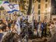manifestazione con persone e bandiere di Israele