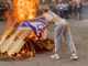 I Pro Palestina bloccano Porta Nuova: falò davanti alla stazione, bruciata la bandiera israeliana [FOTO]