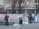 Manifestazione di studenti con striscione
