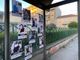 Fermata del tram con manifesti appesi