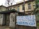 Striscione appeso fuori dal Maria Adelaide