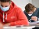 ragazzi con mascherine a scuola
