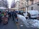 Torino, la neve non risparmia nemmeno i mercati: aperture ritardate e pulizia fai da te