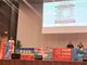 Sindacalisti che parlano a un convegno