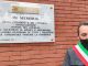 Sindaco di Grugliasco Roberto Montà di fronte alla lapide per ricordare i morti per Covid