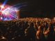 Persone a un concerto di musica dal vivo