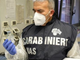 Carabiniere dei Nas con un flacone di gel igienizzante
