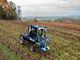 Trattore sulle colline coltivate a vite