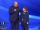 Gerry Scotti con concorrente ragazzino