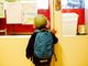 Bimbo davanti a un'aula scolastica