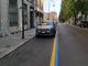 Strisce blu e gialle in centro a Torino con auto parcheggiate