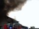 Carrozzeria in fiamme in Borgo Vittoria, colonna di fumo nero nei cieli di Torino