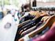 Outlet e abbigliamento: tutti i trucchi per vestirsi bene spendendo poco