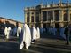 Flash-mob degli istruttori e titolari di palestre e piscine coperti con lenzuoli bianchi (come fantasmi)