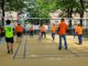 Ragazzi che giocano a pallavolo ai giardini