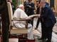 Papa Bergoglio riceve alcuni omaggi da parte del presidente della Federazione Nazionale Italia-Cina, Paolo Hu Shaogang e dell’avvocato Carlo Olmo (Copyright © Marco Lussuoso)
