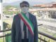 Uomo con fascia tricolore sul balcone