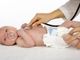 bambino visitato da un medico