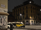piazza di notte con nome riscritto e fontanella pubblica