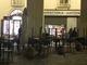 tavolini ritirati e bar chiusi