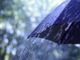 ombrello aperto su cui piove