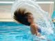 Ragazza si tuffa in piscina