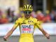 Tadej Pogacar in maglia gialla, dopo aver indossato quella rosa al Giro